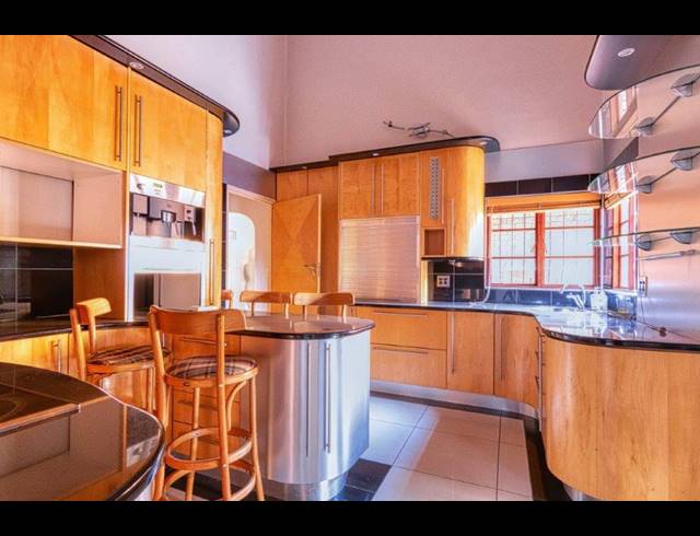 7 BEDROOM FREEHOLD TO LET IN BRYANSTON